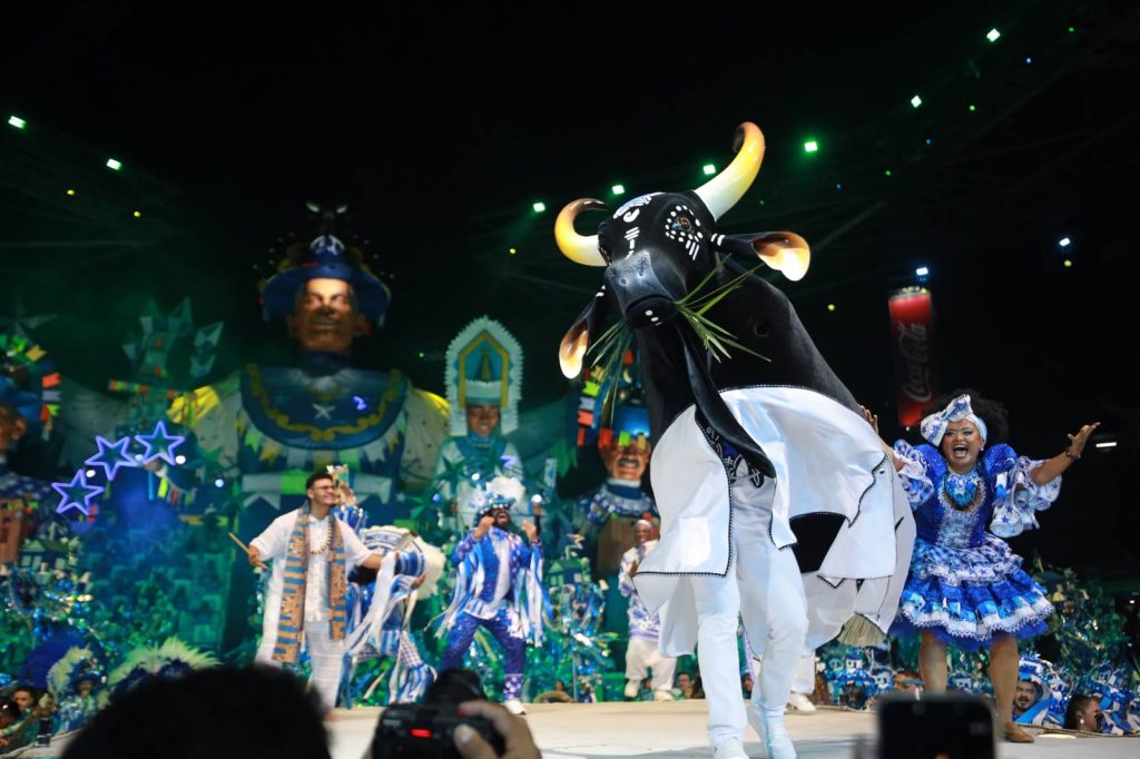 Festival-de-Parintins-2026-Boi-Caprichoso-abre-primeira-noite-celebrando-Parintins-e-as-raizes-de-seu-povo-1_foto-Tiago-Correa-Secom-1024×682-1