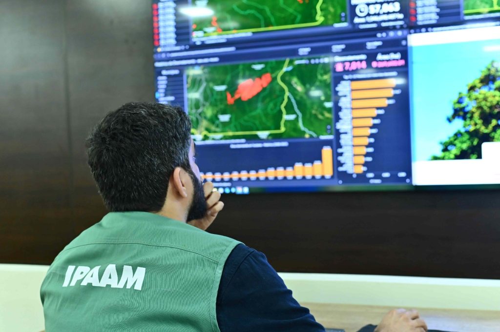 Ipaam_Queda-no-desmatamento-2026_Servidor-do-Ipaam-durante-monitoramento-ambiental-no-CMAAP_Credito-da-foto-3_Arquivo-Ipaam-1024×681-1