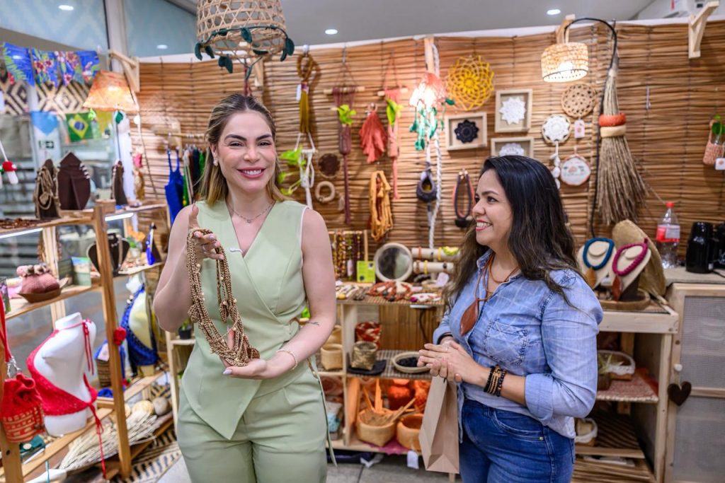 Secom_Primeira-dama-Thaisa-Cidade-visita-Shopping-do-Artesanato-e-Economia-Solidaria-e-destaca-geracao-de-renda-para-empreendedores-amazonenses_Foto-Rodrigo-Brelaz_FPS-1024×683-1