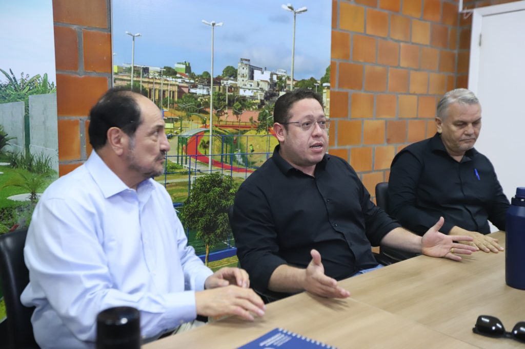 UGPE_GOVERNO-DO-AMAZONAS-E-BID_-PROJETO-DE-RESILIENCIA-CLIMATICA-E-SEGURANCA-HIDRICASECRETARIO-DA-SEDURB-JULIO-LANGBECK_FOTO_PAULA-PESSOA_UGPE-1024×682-1