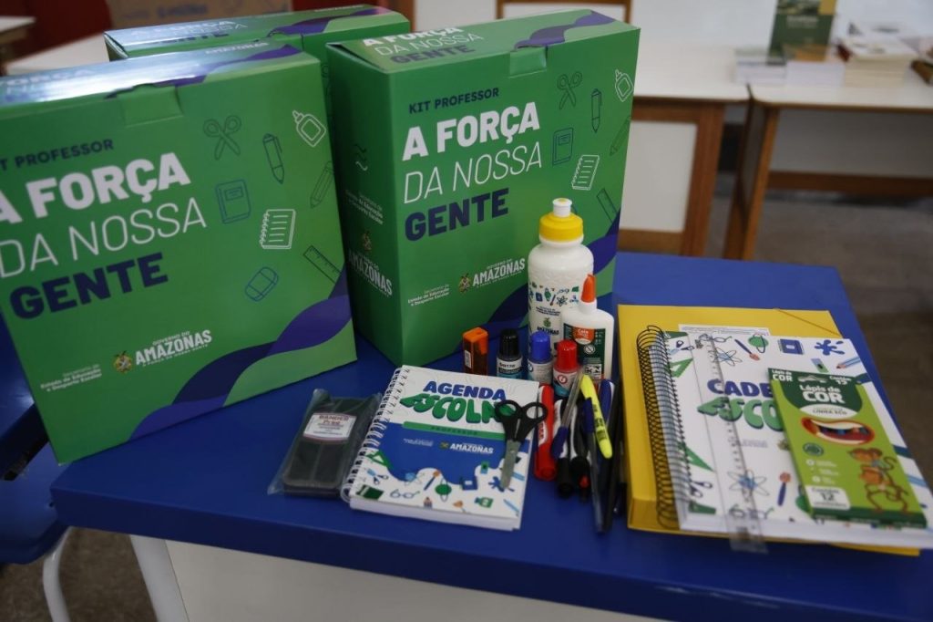 Governador-Roberto-Cidade-acompanha-envio-de-kits-escolares_Foto-Antonio-Lima_Secom-3-1024×682-1