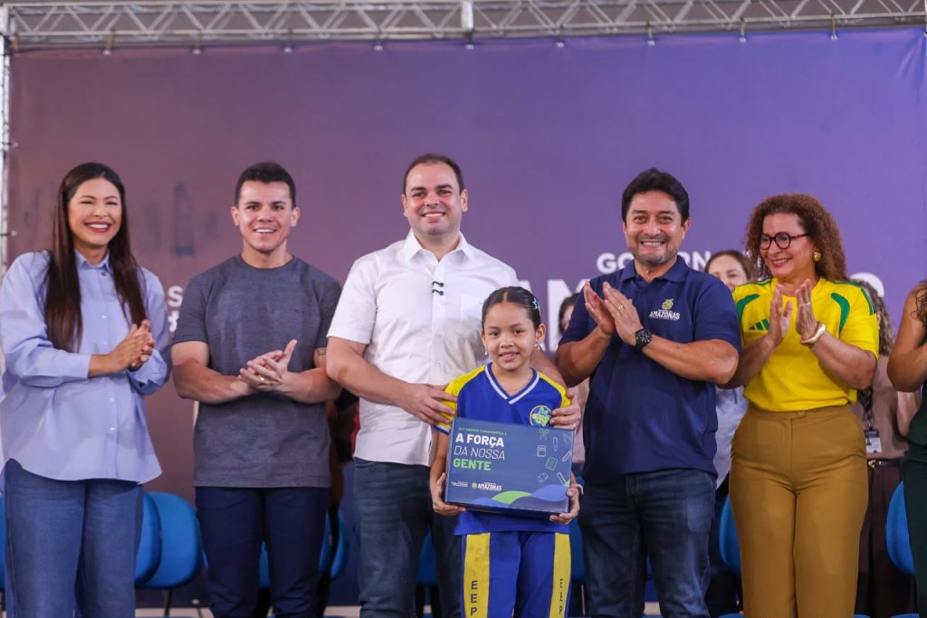 Governador-Roberto-Cidade-entrega-kit-escolares-na-zona-leste_Foto_Alex-Pazuello_Secom-1024×683-1