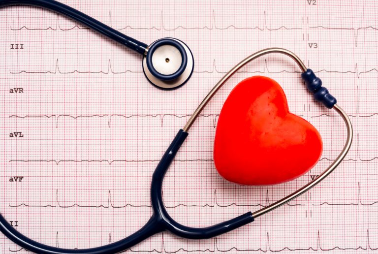 imagem-estetoscpio-e-corao-em-cima-de-um-eletrocardiograma-768×516-1